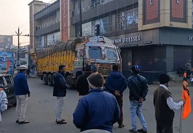 VHP calls for 12-hour shutdown in Keonjhar, demanding action against encroachers || ଅନୁପ୍ରବେଶକାରୀଙ୍କ ବିରୋଧରେ କାର୍ଯ୍ୟାନୁଷ୍ଠାନ ଦାବି କରି ଭି.ଏଚ.ପି ପକ୍ଷରୁ ୧୨ଘଣ୍ଟିଆ କେନ୍ଦୁଝର ବନ୍ଦ