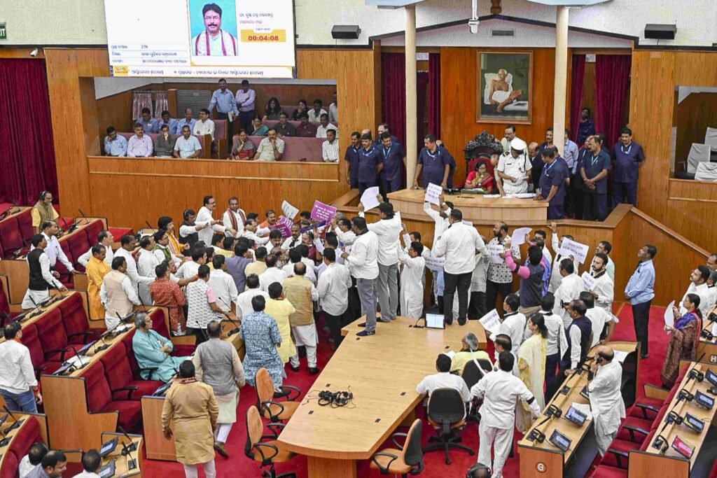 Strange policy in Odisha Assembly: Officers in the House, members are being ignored || ଓଡ଼ିଶା ବିଧାନସଭାରେ ବିଚିତ୍ର ନୀତି : ଅୟସରେ ଅଫିସର, ସଦସ୍ୟଙ୍କୁ ବେଖାତିର