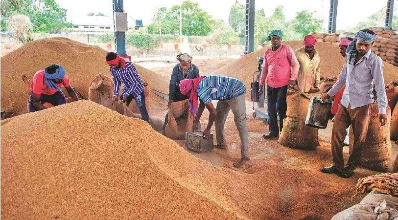 Andhra Pradesh traders happy as paddy prices drop in Odisha || ଓଡ଼ିଶାରେ ଧାନ କିଣା ହ୍ରାସ ପାଇବାରୁ ଆନ୍ଧ୍ରପ୍ରଦେଶର ବ୍ୟବସାୟୀ ଖୁସି