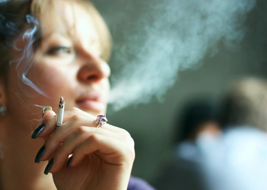 Women who don’t smoke bidi or cigarettes are victims of lung cancer; know how || ବିଡ଼ି କିମ୍ବା ସିଗାରେଟ୍ ନ ଟାଣି ମହିଳା ହେଉଛନ୍ତି ଫୁସଫୁସ କ୍ୟାନ୍ସରର ଶିକାର; ଜାଣନ୍ତୁ କିପରି