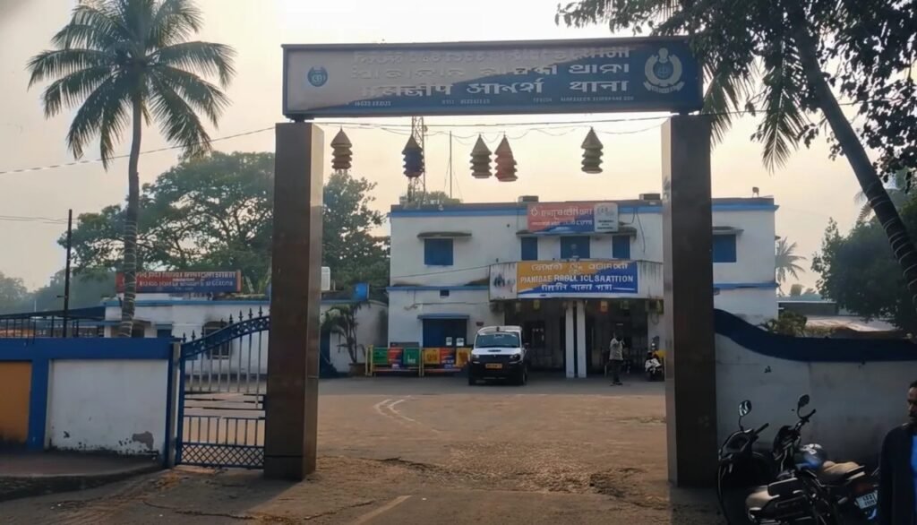 Drunk husband hacks wife with axe || ସ୍ତ୍ରୀକୁ କୁରାଢ଼ିରେ ହାଣିଲା ମଦୁଆ ସ୍ୱାମୀ