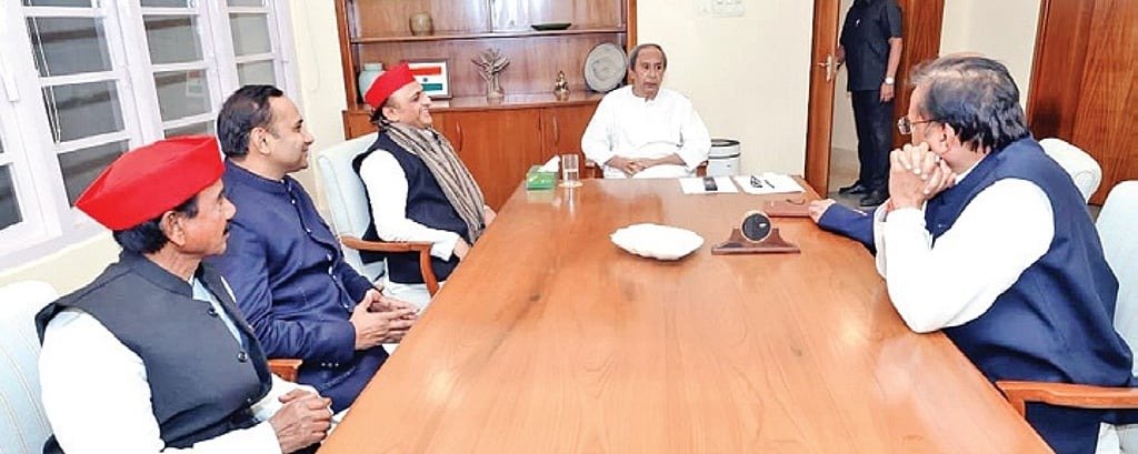 Akhilesh Yadav meets Naveen, praises his work as CM || ନବୀନଙ୍କୁ ଭେଟିଲେ ଅଖିଳେଶ ଯାଦବ, ମୁଖ୍ୟମନ୍ତ୍ରୀ ଭାବରେ ତାଙ୍କ କାର୍ଯ୍ୟକୁ ପ୍ରଶଂସା କଲେ