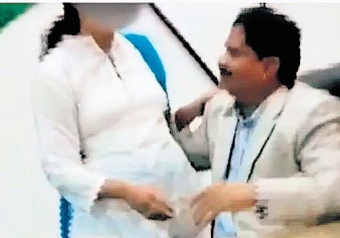 Government employee suspended after ‘obscene’ video goes viral || ‘ଅଶ୍ଳୀଳ’ ଭିଡିଓ ଭାଇରାଲ ପରେ ନିଲମ୍ବିତ ହେଲେ ସରକାରୀ ବାବୁ