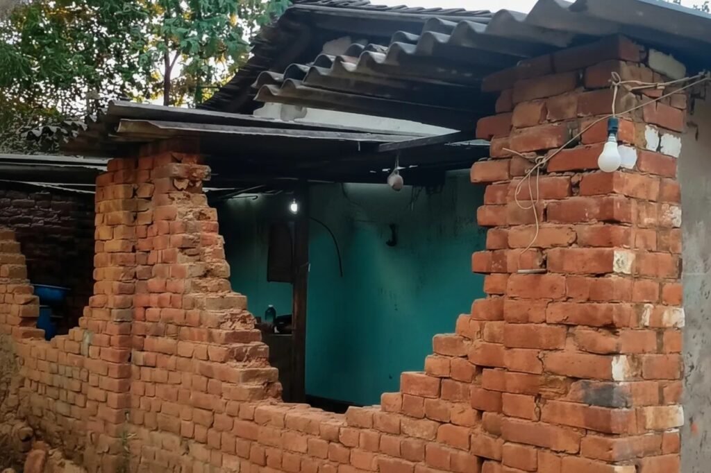 Night of fear: Elephant herd, houses and grain storage damaged in village || ଭୟରେ ରାତି: ଗାଁରେ ହାତୀ ପଲ, ଘର ଏବଂ ଧାନ ଭଣ୍ଡାର କ୍ଷତିଗ୍ରସ୍ତ