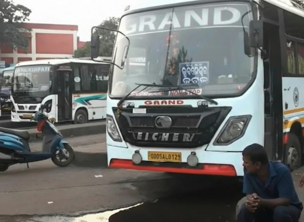 Paradip domestic bus strike called off, services resumed || ପାରାଦୀପ ଘରୋଇ ବସ୍ ଧର୍ମଘଟ ସ୍ଥଗିତ, ପୁନର୍ବାର ଆରମ୍ଭ ସେବା