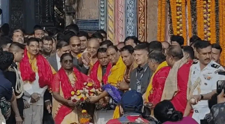 President Draupadi Murmu worships ancestors at Jagannath temple || ଜଗନ୍ନାଥ ମନ୍ଦିରରେ ପୂର୍ବପୁରୁଷଙ୍କ ପୂଜାର୍ଚ୍ଚନା କଲେ ରାଷ୍ଟ୍ରପତି ଦ୍ରୌପଦୀ ମୁର୍ମୁ